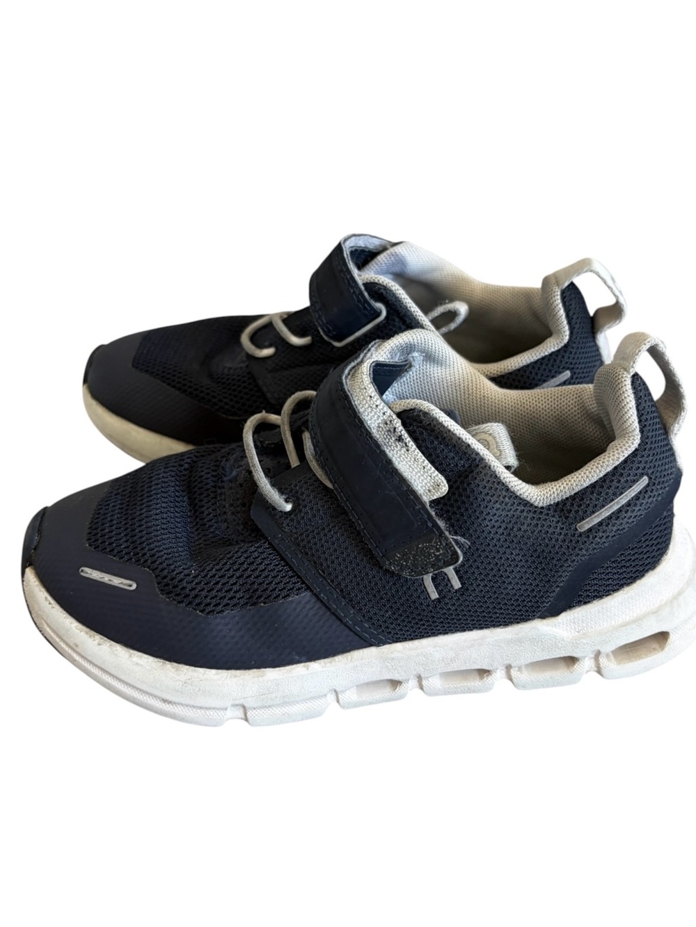 On Kids Lightweight Navy and White Sneaker with Easy-Fasten
Strap Size K11